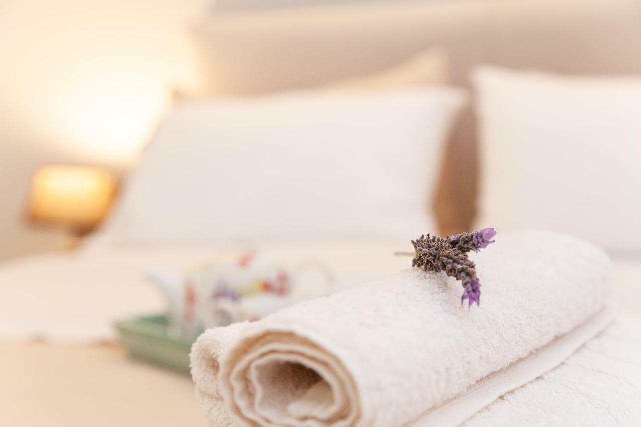 Sweet Suite Flora In Vouliagmeni Atenas Exterior foto