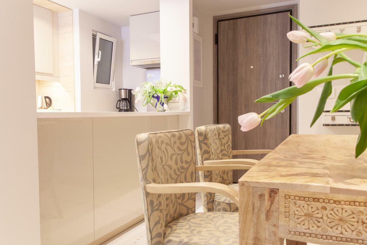 Sweet Suite Flora In Vouliagmeni Atenas Exterior foto